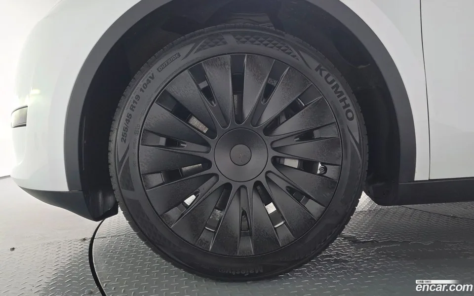 Tesla Model Y RWD 2023 — thumbnail 5