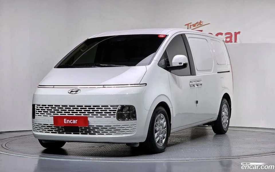 Hyundai Staria 3 2023 — photo 1, buy with delivery to Moscow
