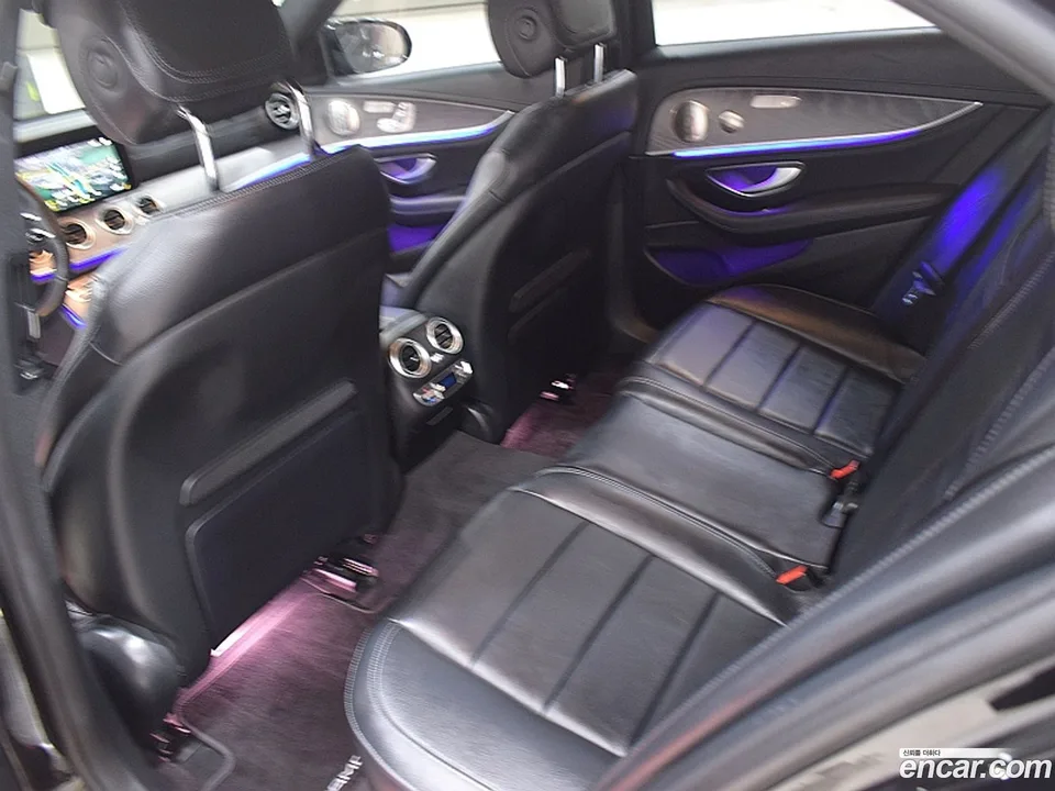 Mercedes-Benz E-Class E350 4MATIC AMG Line 2023 — миниатюра 4