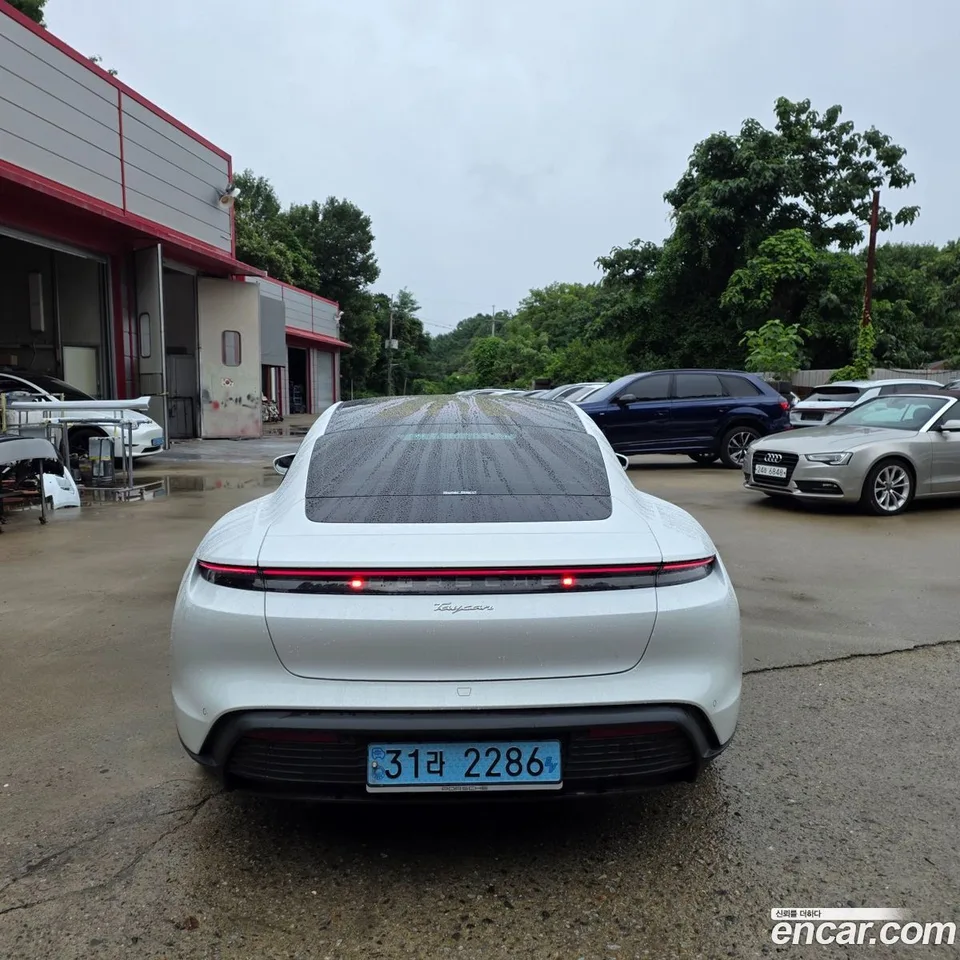 Porsche Taycan 2022 — thumbnail 2