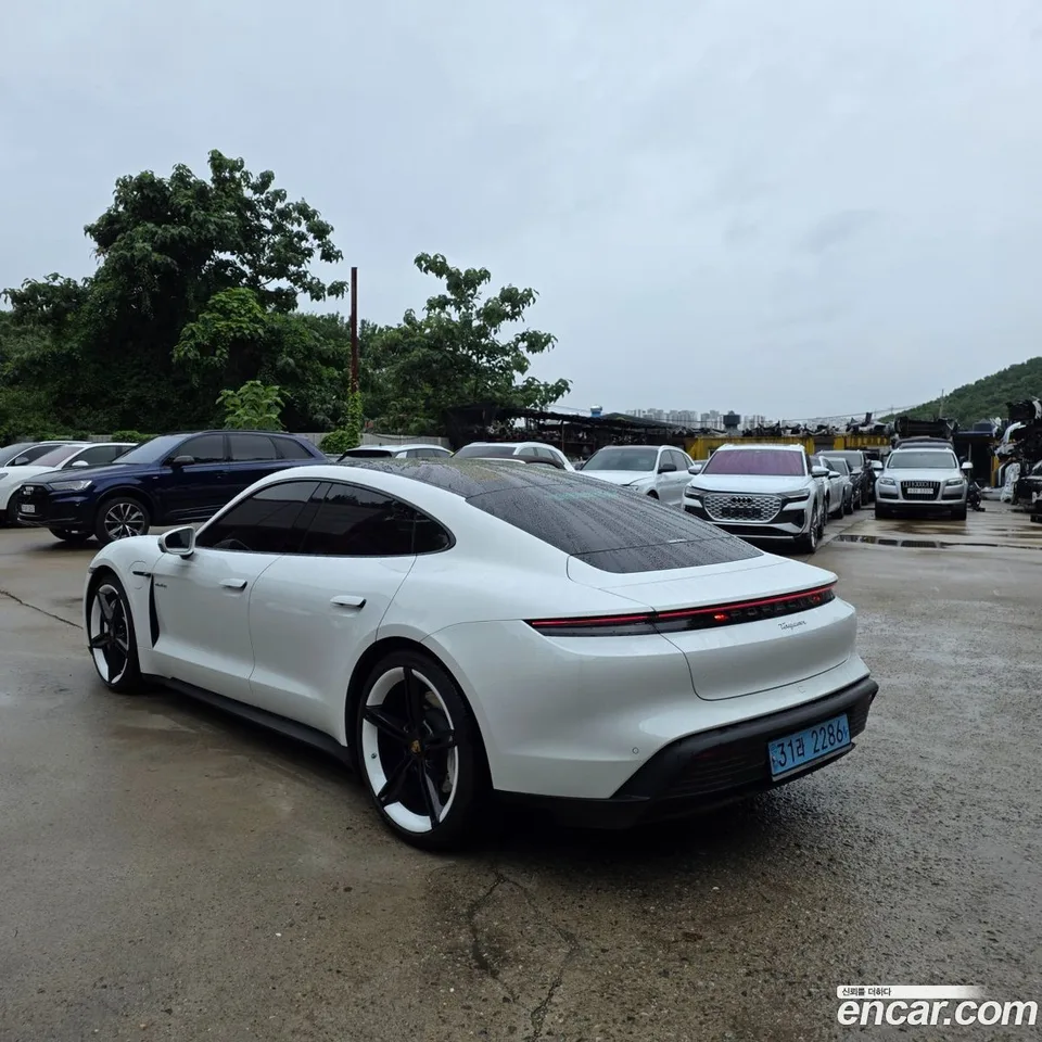 Porsche Taycan 2022 — thumbnail 4