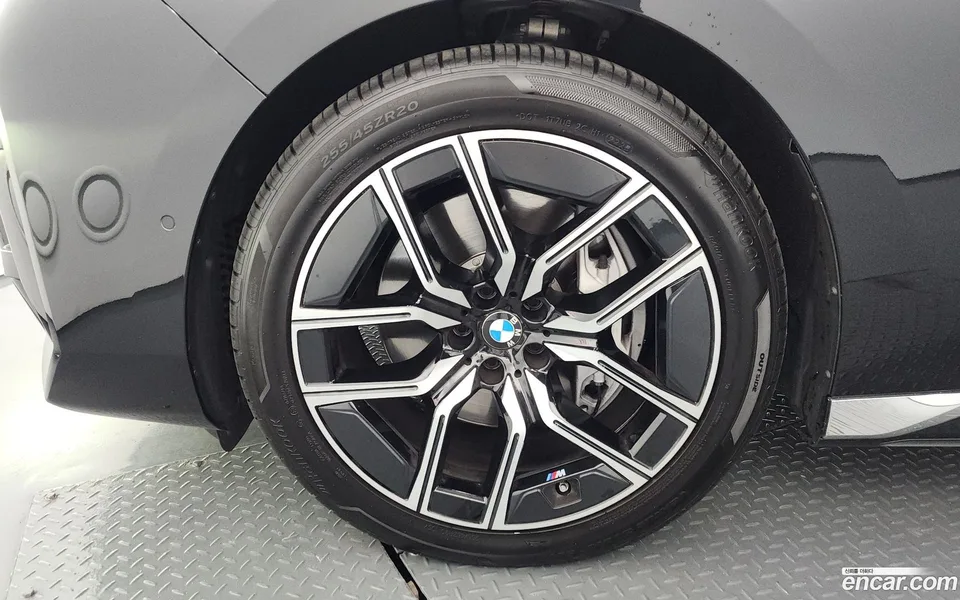BMW 7 Series 740i sDrive M 2023 — thumbnail 2