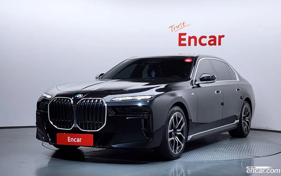 BMW 7 Series 740i sDrive M 2023 — photo 1, buy with delivery to Moscow