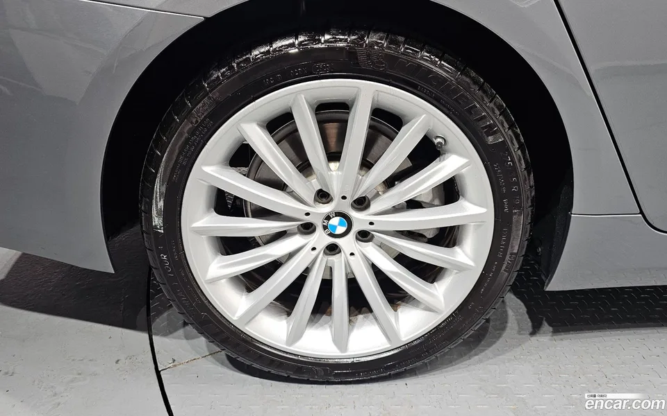 BMW 5 Series 530i xDrive 2023 — thumbnail 2