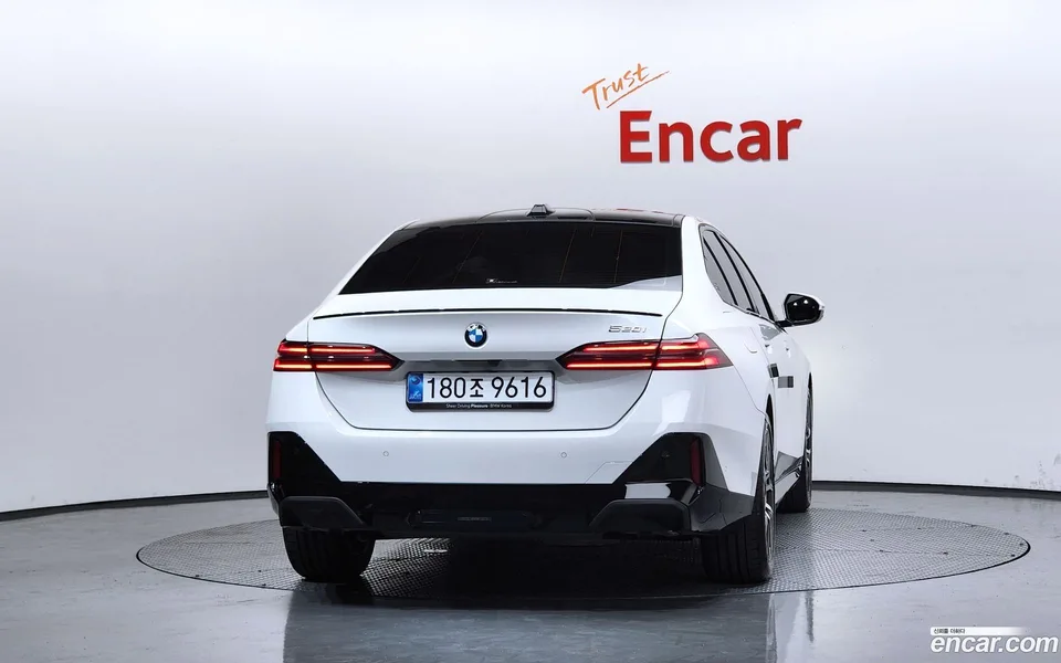 BMW 5 Series 520i 2025 — thumbnail 4