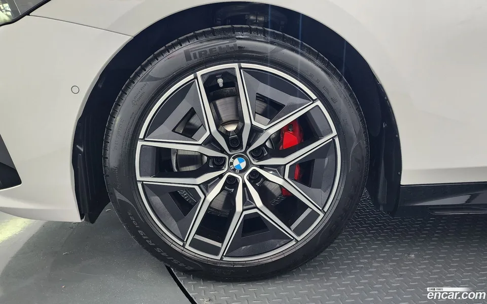 BMW 5 Series 520i 2025 — thumbnail 5