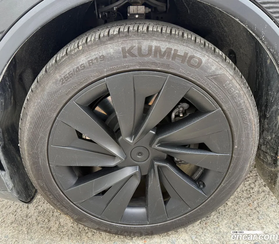 Tesla Model Y RWD 2025 — thumbnail 2