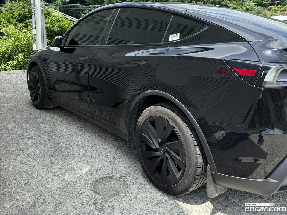 Tesla Model Y RWD 2025 — thumbnail 3