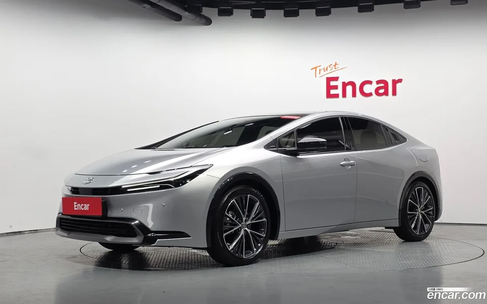 Toyota Prius 2.0 XLE AWD 2025 — photo 1, buy with delivery to Moscow