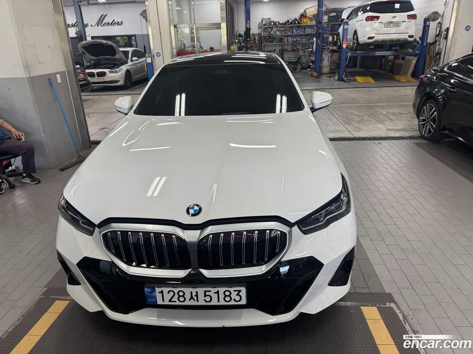 BMW 5 Series 530i xDrive M 2023 — thumbnail 3