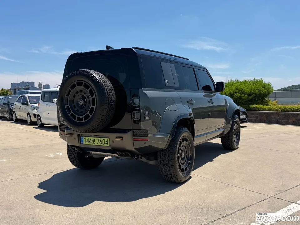 Land Rover Defender 110 P635 1 2025 — thumbnail 2