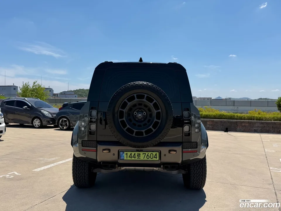 Land Rover Defender 110 P635 1 2025 — thumbnail 4