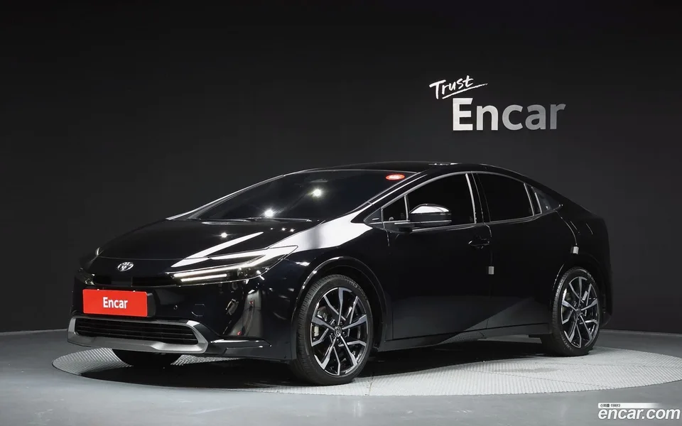 Toyota Prius 2.0 PHEV XSE 2026 — photo 1, buy with delivery to Moscow