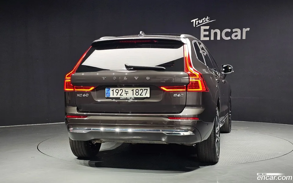 Volvo XC60 B6 2023 — thumbnail 4