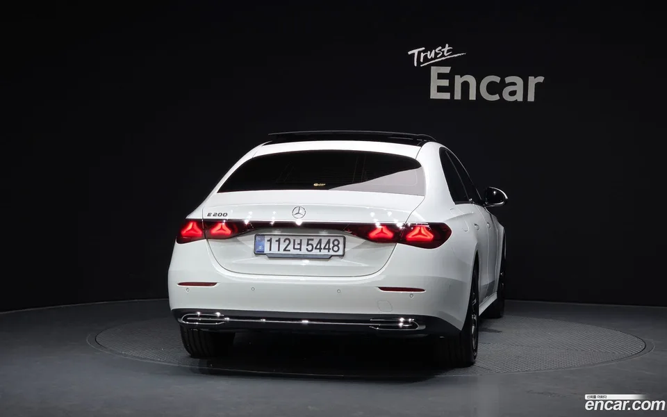 Mercedes-Benz E-Class E200 2025 — thumbnail 4