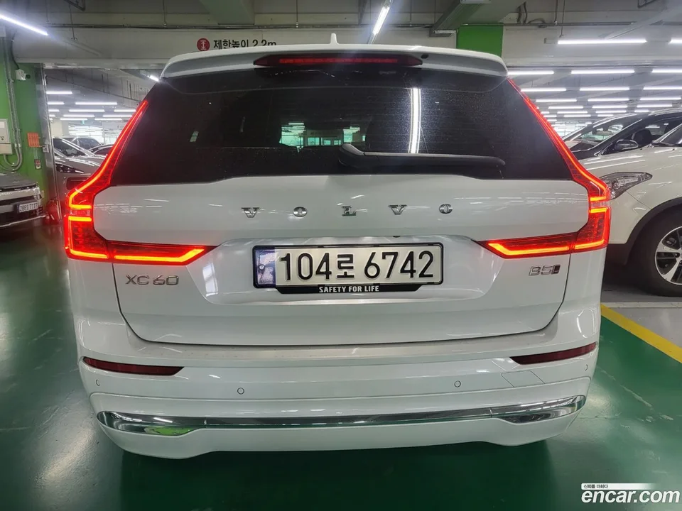 Volvo XC60 B5 2023 — thumbnail 4