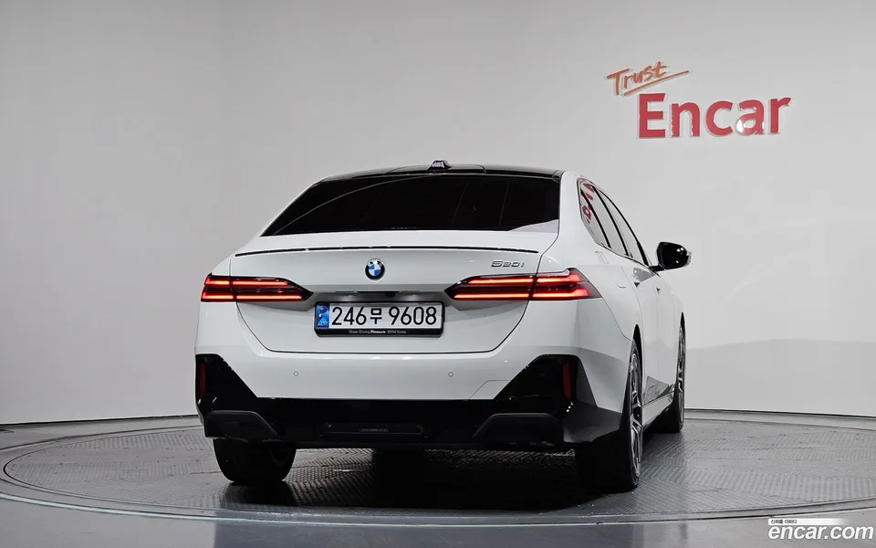 BMW 5 Series 520i 2025 — thumbnail 4