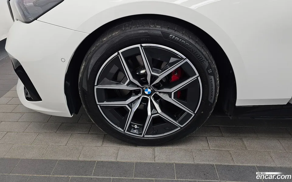 BMW 5 Series 520i 2025 — thumbnail 5