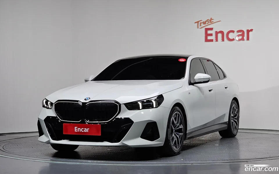 BMW 5 Series 520i 2025 — photo 1, buy with delivery to Moscow