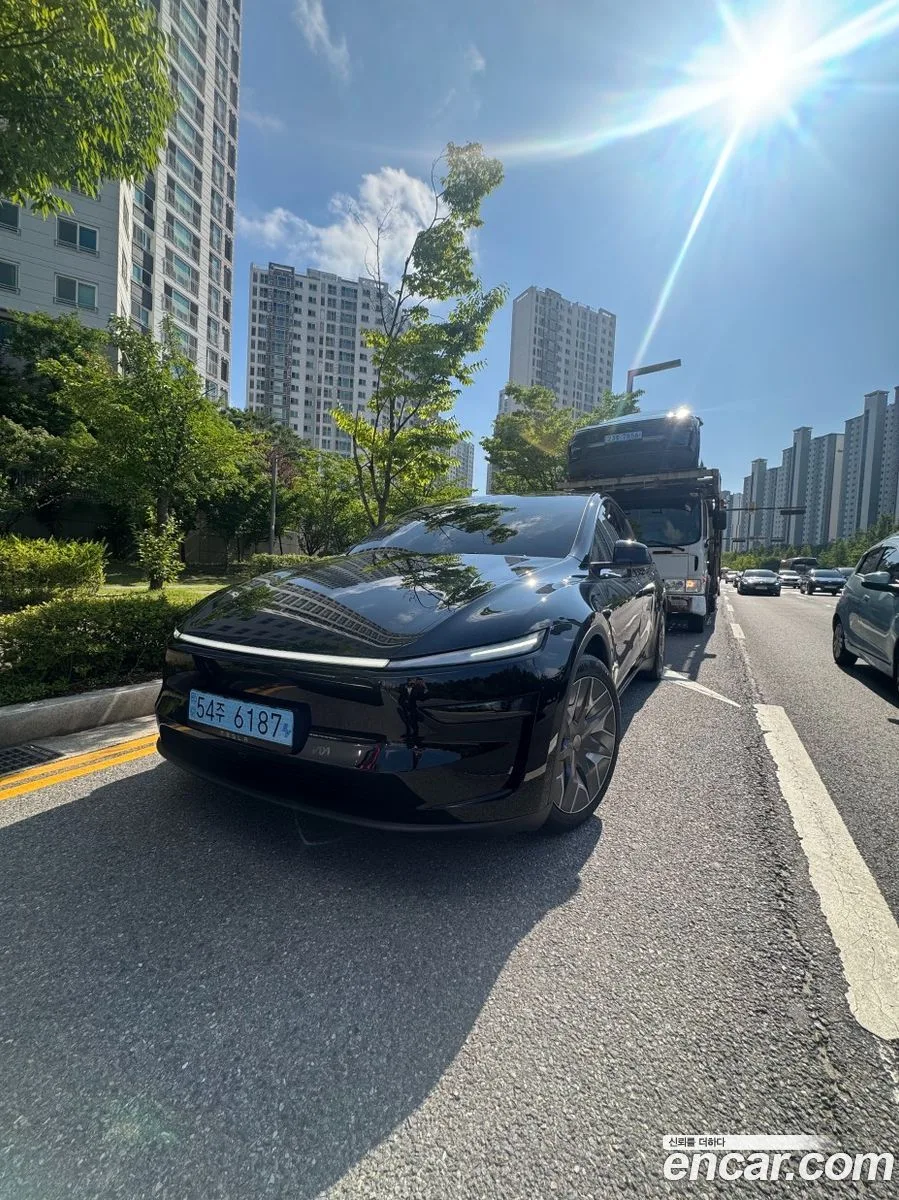 Tesla Model Y L AWD 2026 — photo 1, buy with delivery to Moscow