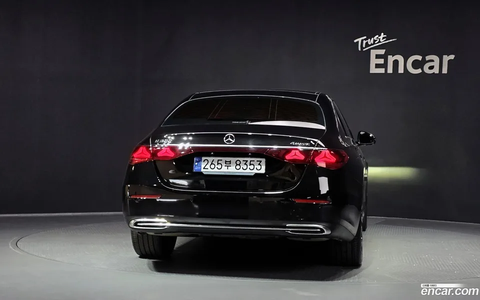 Mercedes-Benz E-Class E300 4MATIC 2024 — thumbnail 4