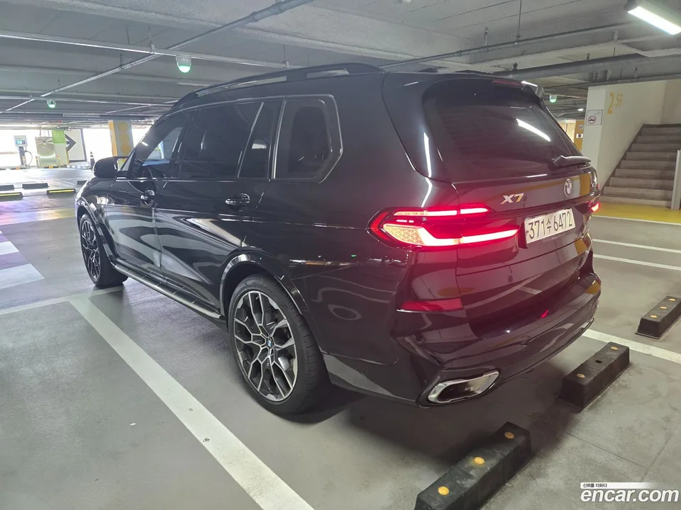 BMW X7 xDrive 40i M 7 2023 — thumbnail 2