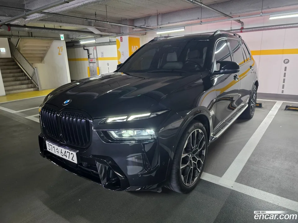 BMW X7 xDrive 40i M 7 2023 — thumbnail 3