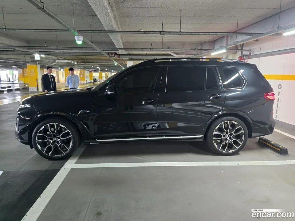 BMW X7 xDrive 40i M 7 2023 — thumbnail 4