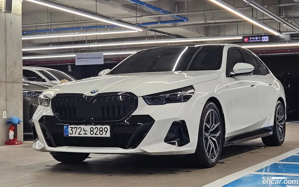 BMW 5 Series 520i M 2025 — фото 1, купить с доставкой в Москву