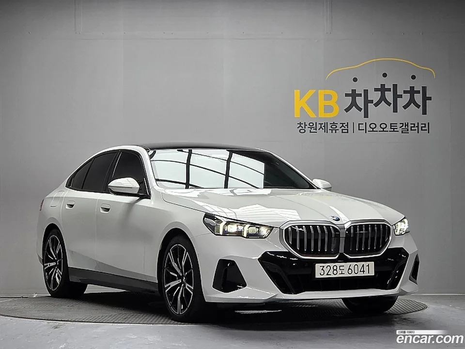 BMW 5 Series 530i xDrive M 2025 — thumbnail 2