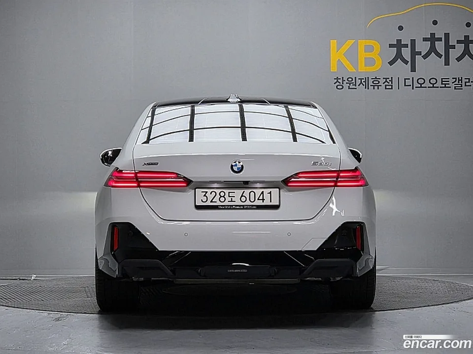 BMW 5 Series 530i xDrive M 2025 — thumbnail 4