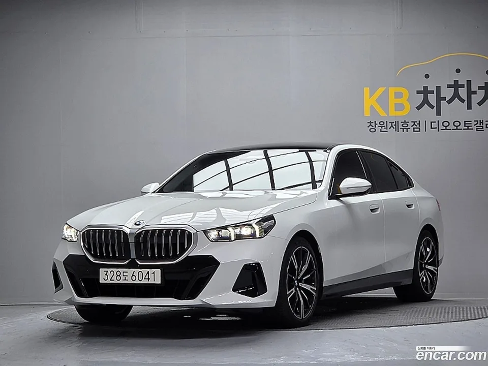 BMW 5 Series 530i xDrive M 2025 — photo 1, buy with delivery to Moscow