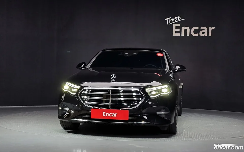 Mercedes-Benz E-Class E300 4MATIC 2024 — thumbnail 3