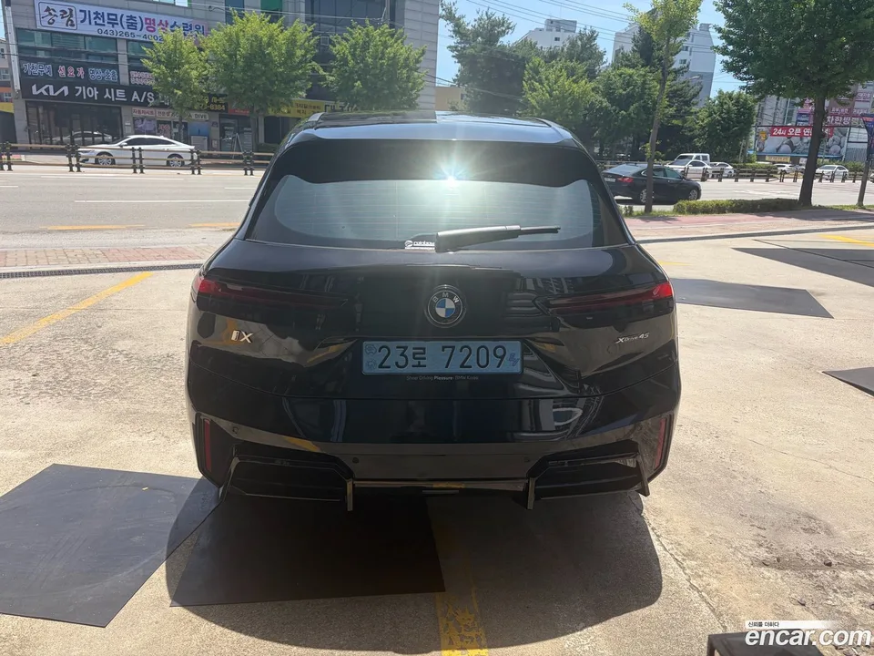 BMW iX xDrive45 M 2026 — thumbnail 4