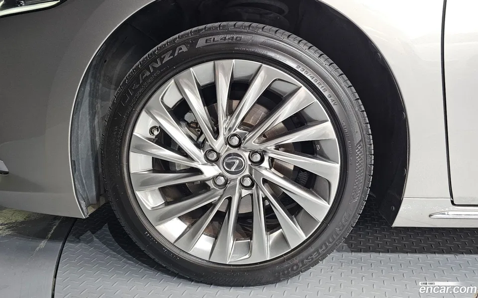 Lexus ES 300h 2025 — thumbnail 2