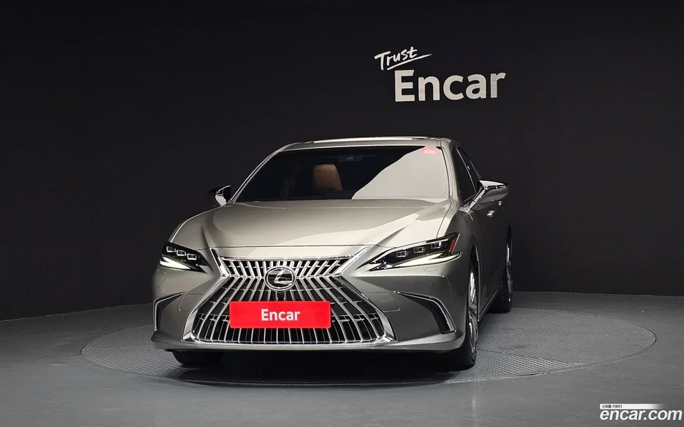 Lexus ES 300h 2025 — thumbnail 3