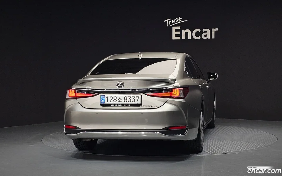 Lexus ES 300h 2025 — thumbnail 4