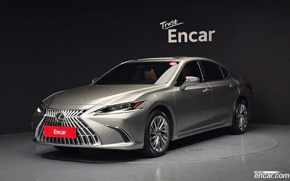 Lexus ES 300h 2025 — photo 1, buy with delivery to Moscow