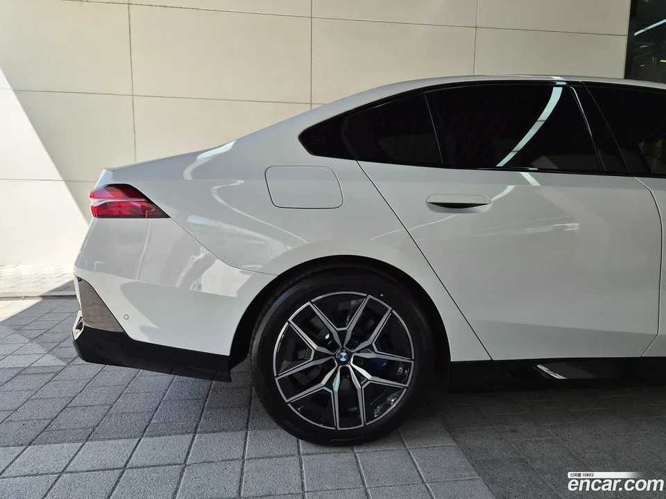 BMW 5 Series 520i M 2026 — thumbnail 2