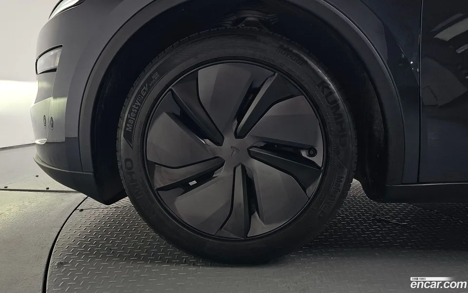 Tesla Model Y RWD 2025 — thumbnail 2