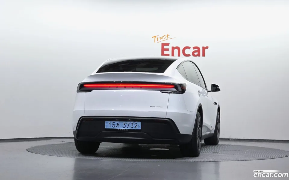 Tesla Model Y AWD 2025 — thumbnail 4