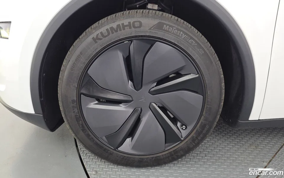 Tesla Model Y AWD 2025 — thumbnail 5