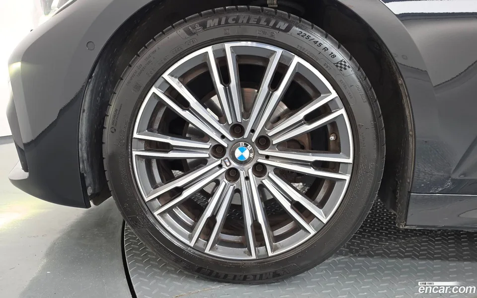 BMW 3 Series 320i M 2022 — thumbnail 2