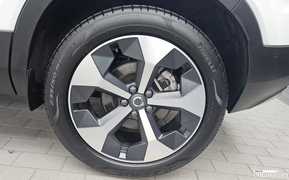 Volvo XC40 B4 2025 — thumbnail 2