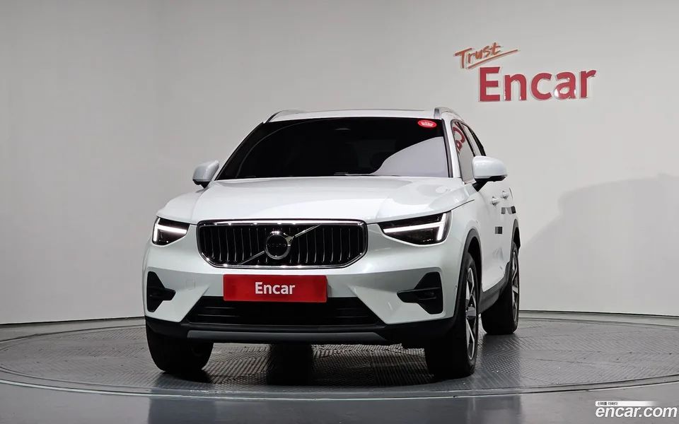 Volvo XC40 B4 2025 — thumbnail 3