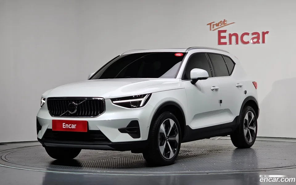 Volvo XC40 B4 2025 — photo 1, buy with delivery to Moscow