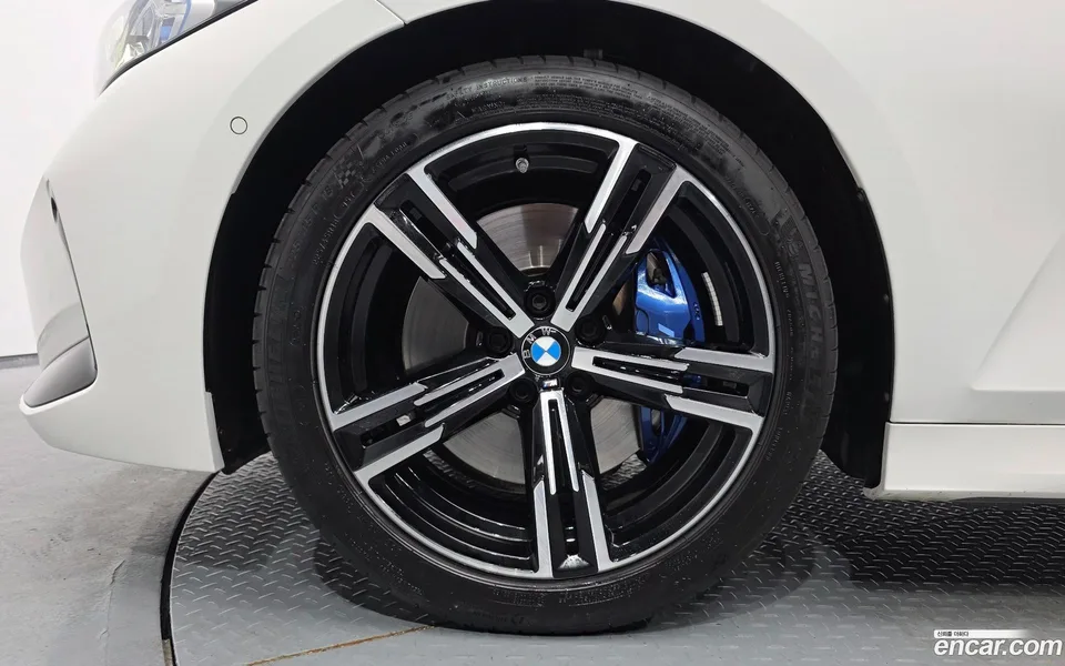 BMW 3 Series 320i M 2023 — thumbnail 2