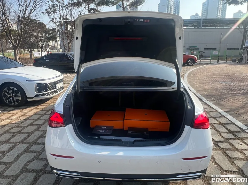 Mercedes-Benz E-Class E300 4MATIC 2026 — thumbnail 2