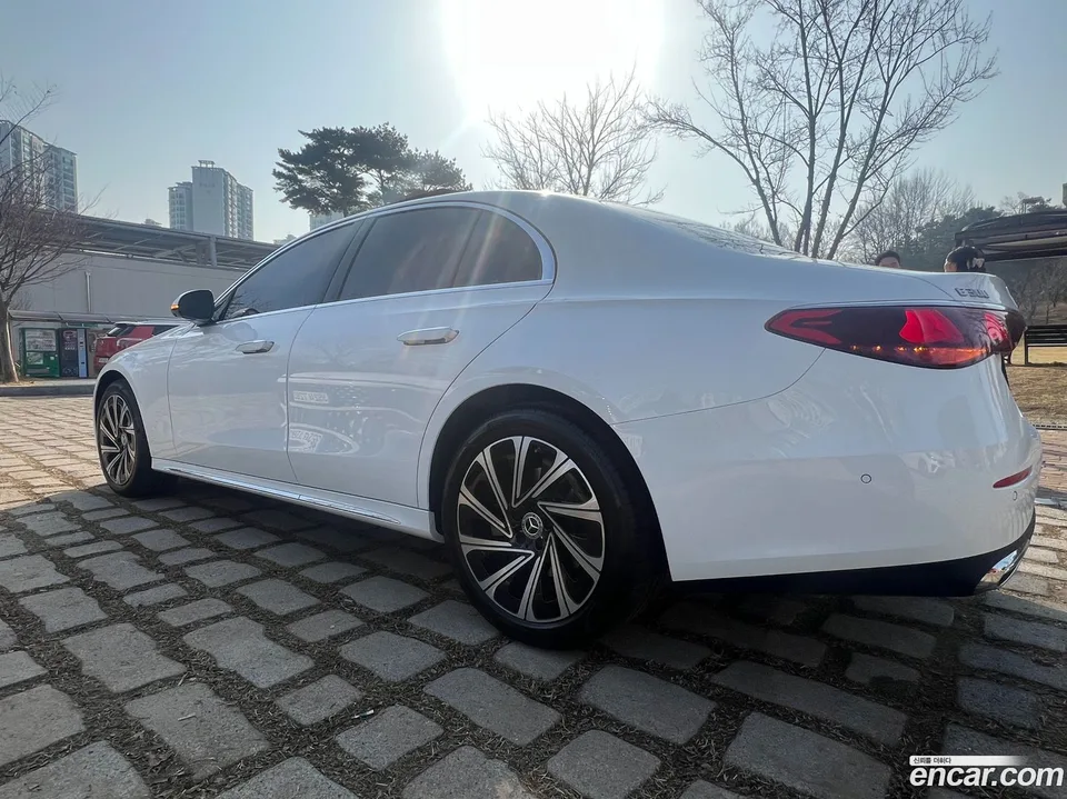 Mercedes-Benz E-Class E300 4MATIC 2026 — thumbnail 3
