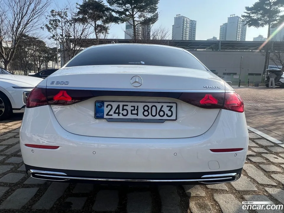 Mercedes-Benz E-Class E300 4MATIC 2026 — thumbnail 4